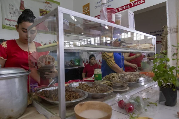 Kibi-pic relleno de cerdo y huevo, comida tradicional de Valladolid México — Foto de Stock