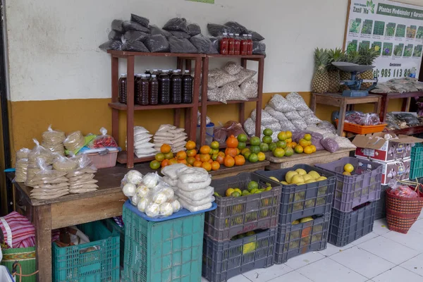 Valladolid, Yucat jalá en México - 11 de febrero de 2019: Mercado mexicano de frutas y verduras, en el mercado municipal de Valladolid se exhibe todo tipo de alimentos locales — Foto de Stock