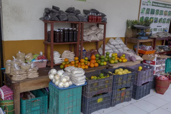 Valladolid, Yucat jalá en México - 11 de febrero de 2019: Mercado mexicano de frutas y verduras, en el mercado municipal de Valladolid se exhibe todo tipo de alimentos locales — Foto de Stock