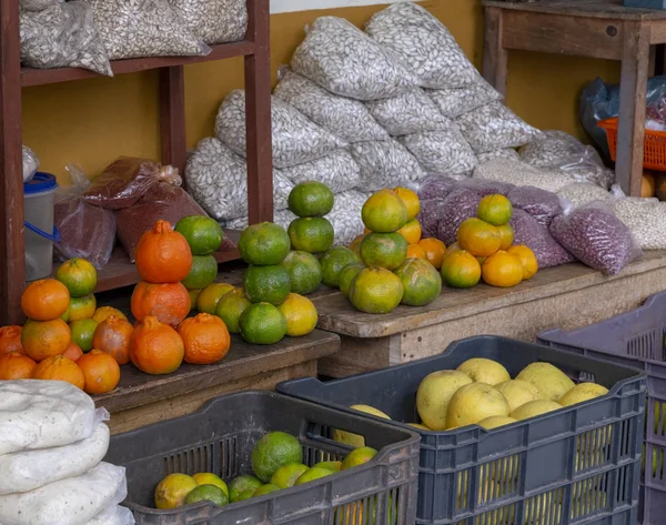 Valladolid, Yucat jalá en México - 11 de febrero de 2019: Mercado mexicano de frutas y verduras, en el mercado municipal de Valladolid se exhibe todo tipo de alimentos locales — Foto de Stock