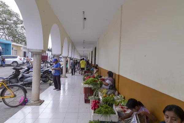 VALLADOLID, MÉXICO - 12 DE FEBRERO DE 2019: pasillos del mercado local de frutas y hortalizas — Foto de Stock