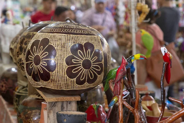 VALLADOLID, MÉXICO - 12 DE FEBRERO DE 2019: pasillos del mercado local de frutas y hortalizas VALLADOLID, MÉXICO - 12 DE FEBRERO DE 2019: pasillos del mercado local de frutas y hortalizas —  Fotos de Stock