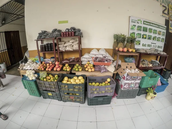 Valladolid, Yucat jalá en México - 11 de febrero de 2019: Mercado mexicano de frutas y verduras, en el mercado municipal de Valladolid se exhibe todo tipo de alimentos locales — Foto de Stock