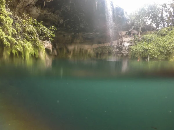 Cenote Zaci - Valladolid, México: es un sumidero natural, resultado del colapso de la roca caliza que expone las aguas subterráneas debajo —  Fotos de Stock