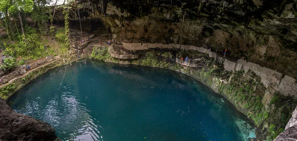 Cenote Zaci - Valladolid, Mexico: is a natural sinkhole, resulting from the collapse of limestone bedrock that exposes groundwater underneath — Stock Photo, Image