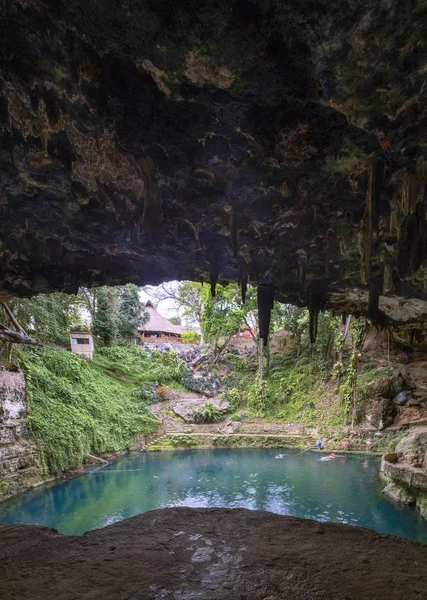 Cenote Закi-Вальядолід, Мексика: є природною вигрібна яма, в результаті розпаду вапняку основою, яка піддає підземних вод під — стокове фото