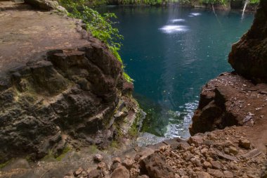 Cenote Zaci - Valladolid, Meksika: altında yeraltı suyu ortaya çıkaran kireçtaşı anakaya çöküşü sonucu doğal bir çukurdur