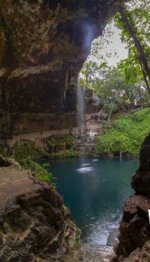 Cenote Zaci - Valladolid, Meksika: altında yeraltı suyu ortaya çıkaran kireçtaşı anakaya çöküşü sonucu doğal bir çukurdur
