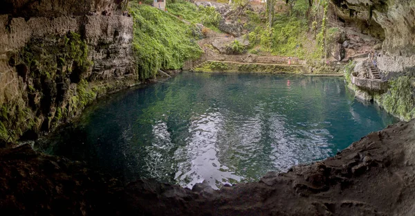 Cenote Zaci-Valladolid, Mexiko: är en naturlig sinkhole, till följd av kollapsen av kalksten berggrunden som exponerar grundvattnet under — Stockfoto