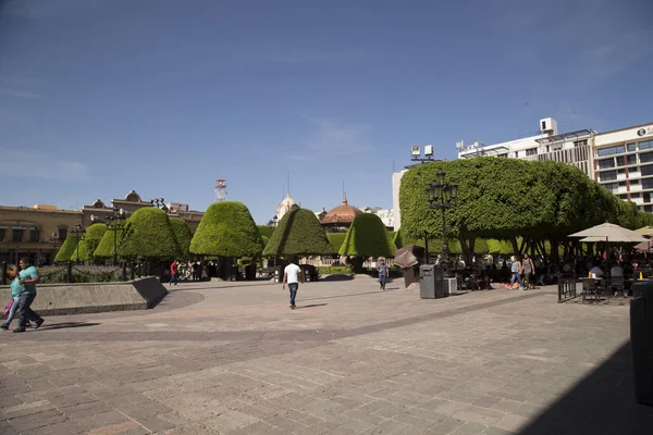 Vista panorâmica da praça principal no centro de Leon Guanajuato com um quiosque de cobre no centro . — Fotografia de Stock