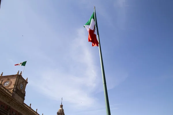 Flagge Mexikos über blauem Himmel — Stockfoto