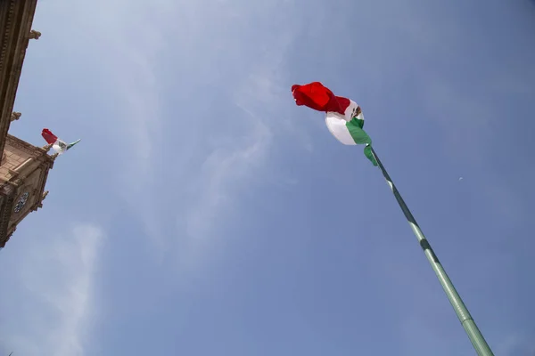 Flagge Mexikos über blauem Himmel — Stockfoto