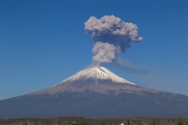 Meksika 'da aktif Popocatepetl volkanı, fümerol