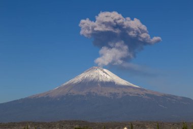 Meksika 'da aktif Popocatepetl volkanı, fümerol