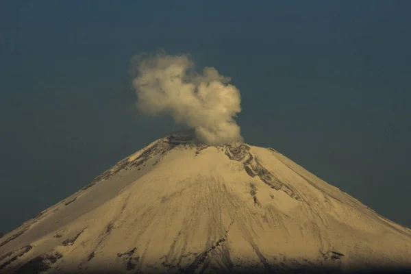 Active Popocatepetl volcano in Mexico — Stock Photo, Image