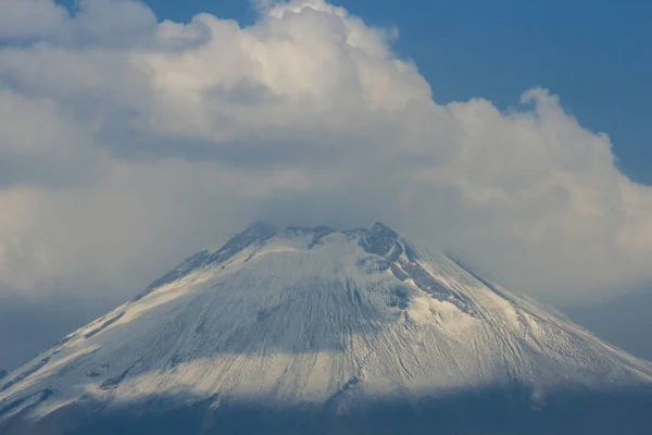 Активний вулкан Попокатепетль у Мексиці. — стокове фото