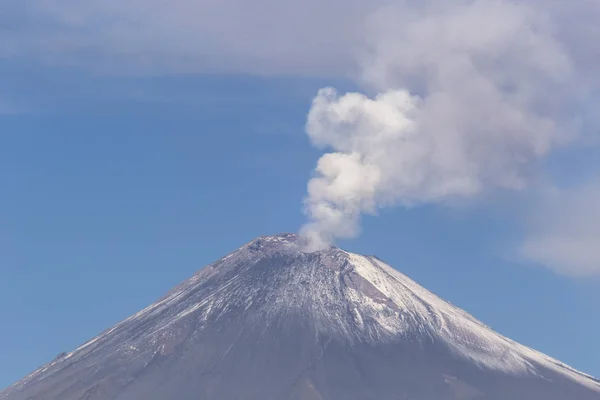 Meksika 'da aktif Popocatepetl volkanı — Stok fotoğraf