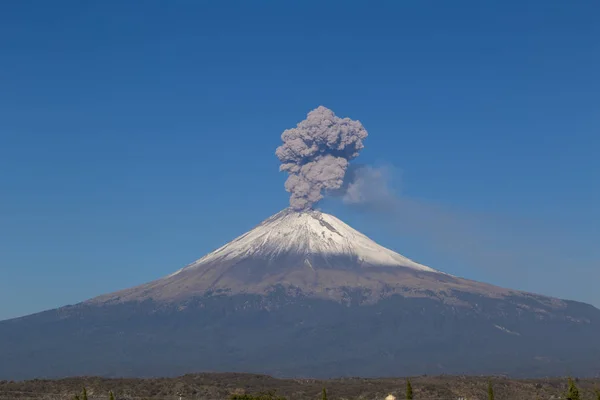 Aktywny wulkan Popocatepetl w Meksyku — Zdjęcie stockowe