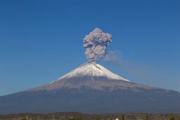 Volcán Popocatepetl activo en México — Foto de Stock