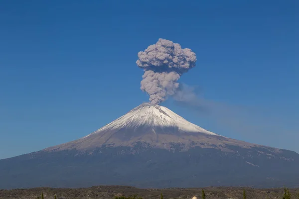 Vulcão Popocatepetl ativo no México, fumarola — Fotografia de Stock