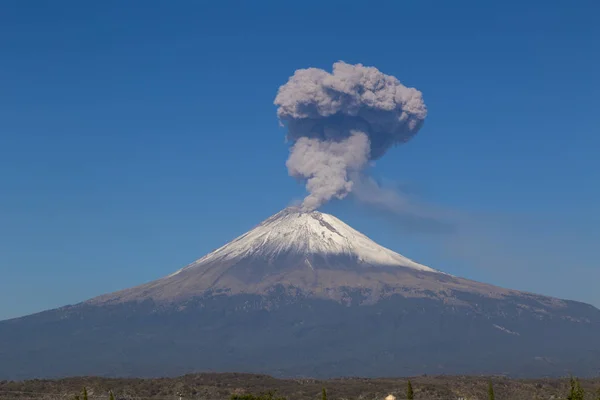 Vulcano Popocatepetl attivo in Messico, fumarole — Foto Stock