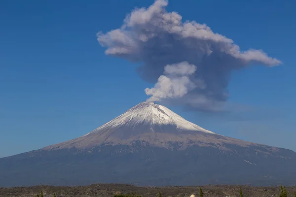 Meksika 'da aktif Popocatepetl volkanı, fümerol — Stok fotoğraf
