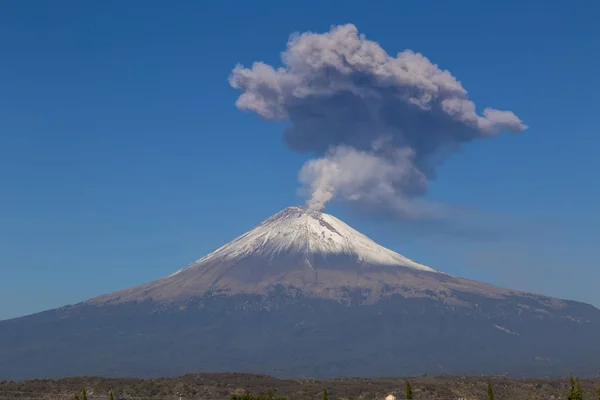 Volcán Popocatepetl activo en México, fumarola — Foto de Stock