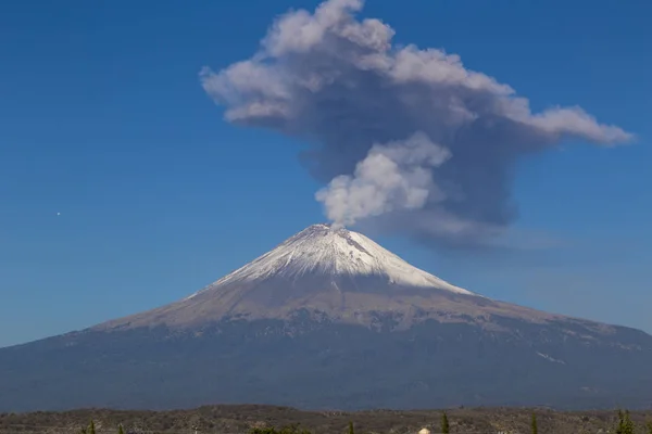 Vulcano Popocatepetl attivo in Messico, fumarole — Foto Stock