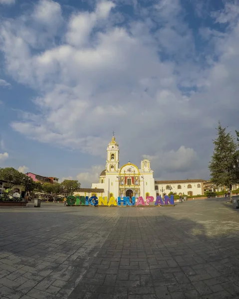 Chignahuapan, Puebla Meksika. 23 Haziran 2019: Merkezi Plaza'daki parroquia de Santiago Apstol kilisesinin panoramik manzarası