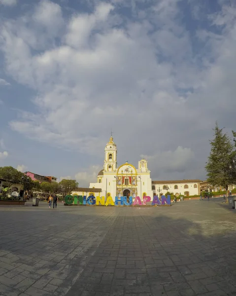 Chignahuapan, Puebla Meksika. 23 Haziran 2019: Plaza de Armas'ın merkezindeki parroquia de Santiago Apóstol kilisesinin panoramik manzarası — Stok fotoğraf