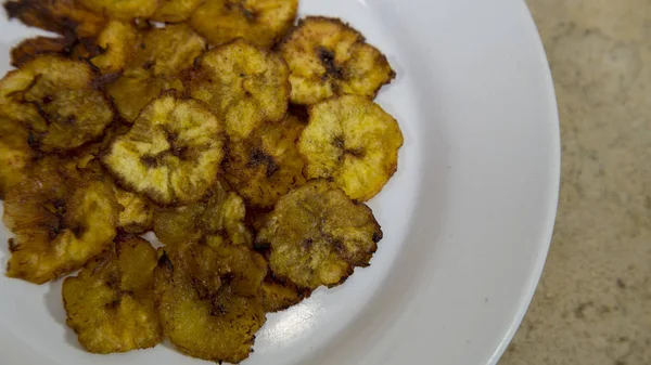 Plátano frito en plato blanco, ingrediente de "chile en nogada", plato típico de la gastronomía en Puebla, México — Foto de Stock