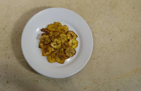 Sült banán fehér lemezen, a "Chile en nogada" alkotóeleme, Puebla, Mexikó jellegzetes étele — Stock Fotó