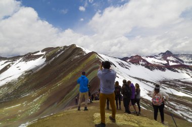 Panoramik manzaralı bir adam. Vinicunca, Cusco bölgesinde yürüyüş sahnesi, Peru. Yedi Renkli Montana, Gökkuşağı Dağı