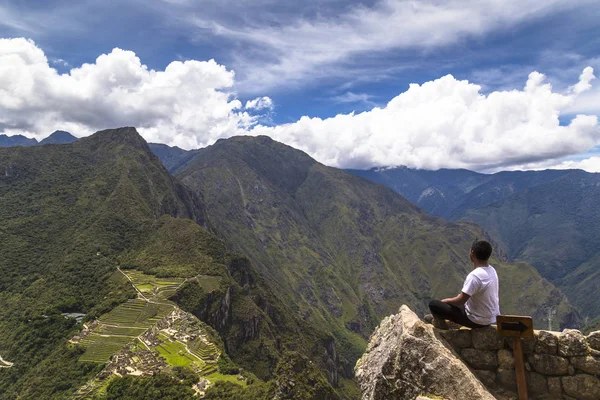Wisatawan di kota Inca yang hilang, Machu Picchu, Peru di puncak gunung, dengan pemandangan panorama . — Stok Foto
