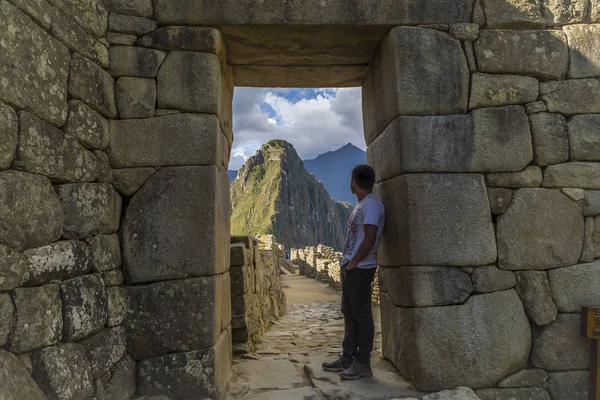 Resenär på den försvunna staden Inkafolket, Machu Picchu, Peru på toppen av berget, med utsikt Panorama. — Stockfoto