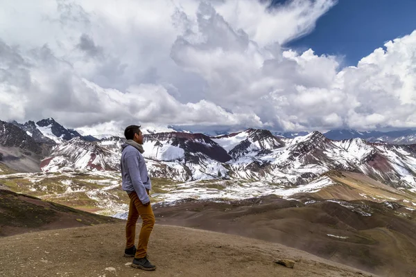 Hombre con vista panorámica. Escena de senderismo en Vinicunca, región del Cusco, Perú. Montana de Siete Colores, Montaña Arco Iris . — Foto de Stock