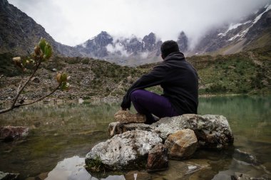 Salkantay Trail Üzerinde Humantay Gölü önünde adam, Machu Picchu, Peru için trek