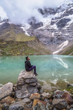 Salkantay Trail Üzerinde Humantay Gölü önünde adam, Machu Picchu, Peru için trek
