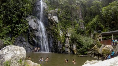 Puerto Vallarta Meksika 11 Eylül 2019:Yelapa Şelalesi, tropik plaj turistleri tatilleri sırasında şelalenin altında yüzüyor.
