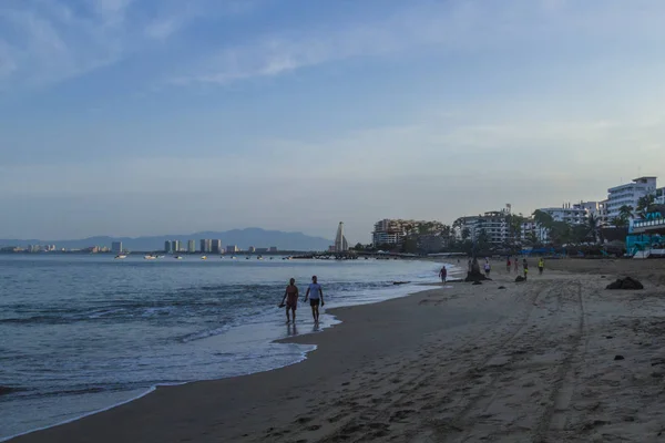 PUERTO VALLARTA MÉXICO 11 DE SEPTIEMBRE DE 2019: turistas bañándose en la playa de los muertos, un lugar turístico en Puerto Vallarta —  Fotos de Stock