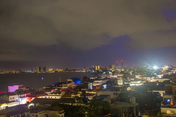 Vista panorâmica da cidade, foto noturna da praia em Puerto Vallarta, Jalisco, México — Fotografia de Stock