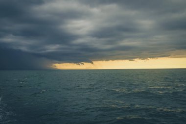 Malecon panoramik görünümü, Meksika Puerto Vallarta Jalisco plajlarında güzel gün batımı