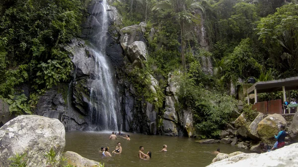 PUERTO VALLARTA MESSICO 11 SETTEMBRE 2019: Cascata di Yelapa, turisti tropicali in spiaggia che nuotano sotto la cascata durante le loro vacanze . — Foto Stock