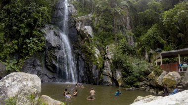 Puerto Vallarta Meksika 11 Eylül 2019:Yelapa Şelalesi, tropik plaj turistleri tatilleri sırasında şelalenin altında yüzüyor.