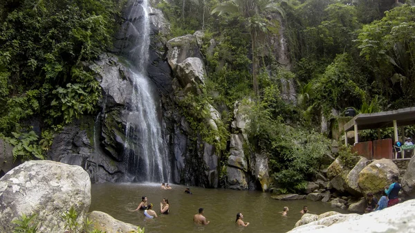 September 21,2019:Puerto Vallarta ,Waterfall in Yelapa,tropical beach in Yelapa, Puerto Vallarta, Mexico.PUERTO VALLARTA MEXICO SEPTEMBER 11 ,2019:Waterfall in Yelapa, tropical beach tourists swimming — Stock Photo, Image