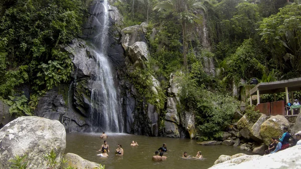 September 21,2019:Puerto Vallarta ,Waterfall in Yelapa,tropical beach in Yelapa, Puerto Vallarta, Mexico.PUERTO VALLARTA MEXICO SEPTEMBER 11 ,2019:Waterfall in Yelapa, tropical beach tourists swimming — Stock Photo, Image