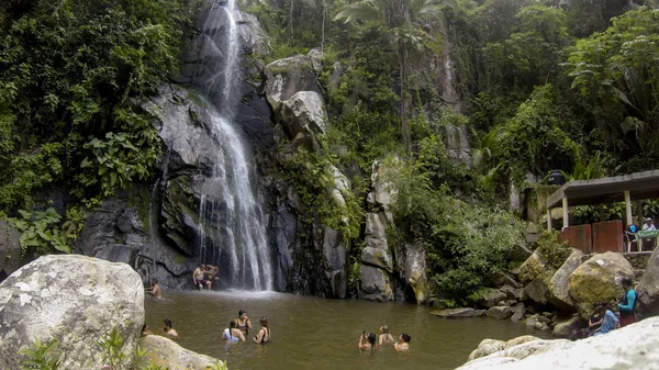 Puerto vallarta mexiko 11. september 2019: wasserfall in yelapa, tropische strandtouristen schwimmen während ihres urlaubs unter dem wasserfall. — Stockfoto