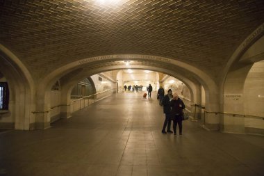 NEW YORK, 14 Ocak: Grand Central İstasyonu 'nda banliyö ve turistler, panoramik manzara. Platform sayısına göre dünyadaki en büyük tren istasyonudur: 44.