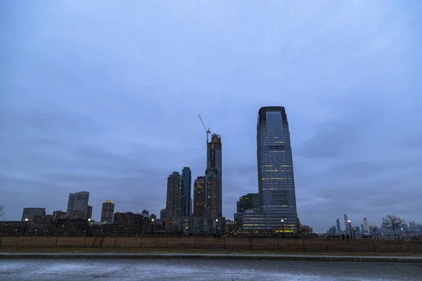 Jersey City, NJ, EUA - 7 de maio de 2019: pôr-do-sol no parque estadual Liberty — Fotografia de Stock