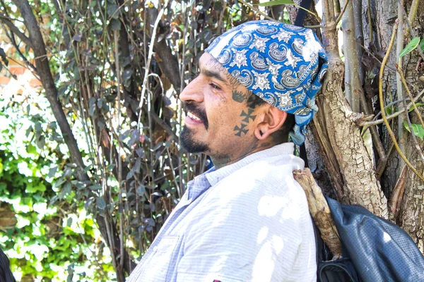 Uomo latino tatuato durante il rituale sciamanico pre-ispanico — Foto Stock